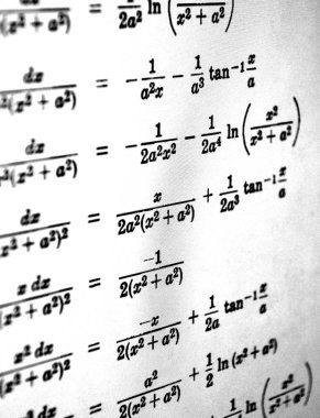 Sayıda beyaz bir arka plan üzerinde matematiksel formül