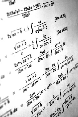 Sayıda beyaz bir arka plan üzerinde matematiksel formül