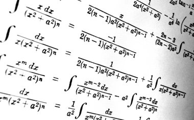 Sayıda beyaz bir arka plan üzerinde matematiksel formül
