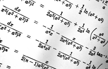 Sayıda beyaz bir arka plan üzerinde matematiksel formül