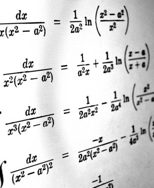Sayıda beyaz bir arka plan üzerinde matematiksel formül