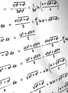 Sayıda beyaz bir arka plan üzerinde matematiksel formül