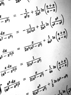 Sayıda beyaz bir arka plan üzerinde matematiksel formül