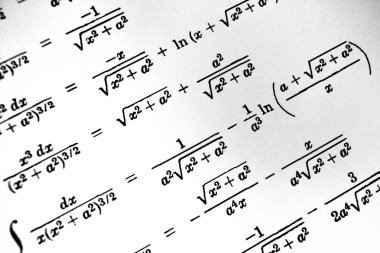Sayıda beyaz bir arka plan üzerinde matematiksel formül