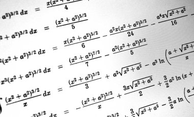 Sayıda beyaz bir arka plan üzerinde matematiksel formül