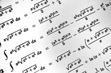 Sayıda beyaz bir arka plan üzerinde matematiksel formül