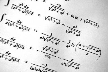 Sayıda beyaz bir arka plan üzerinde matematiksel formül