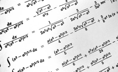 Sayıda beyaz bir arka plan üzerinde matematiksel formül