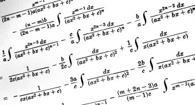 Sayıda beyaz bir arka plan üzerinde matematiksel formül