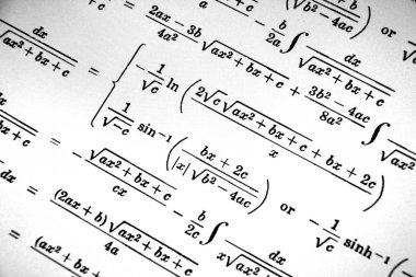 Sayıda beyaz bir arka plan üzerinde matematiksel formül