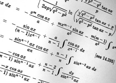 Sayıda beyaz bir arka plan üzerinde matematiksel formül