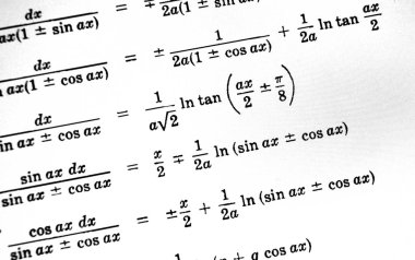 Sayıda beyaz bir arka plan üzerinde matematiksel formül