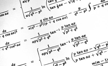 Sayıda beyaz bir arka plan üzerinde matematiksel formül