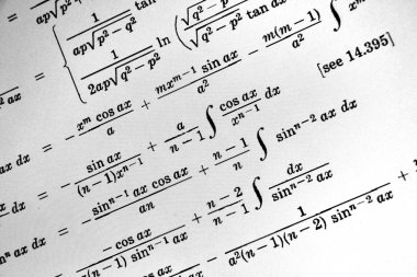 Sayıda beyaz bir arka plan üzerinde matematiksel formül