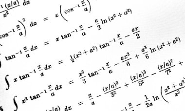 Sayıda beyaz bir arka plan üzerinde matematiksel formül