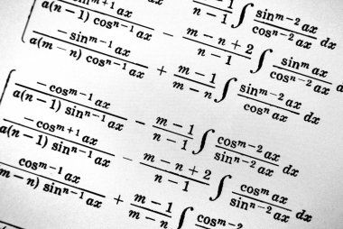 Sayıda beyaz bir arka plan üzerinde matematiksel formül