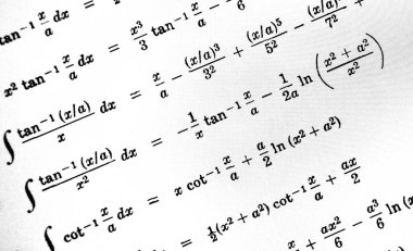 Sayıda beyaz bir arka plan üzerinde matematiksel formül
