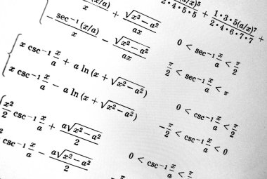 Sayıda beyaz bir arka plan üzerinde matematiksel formül