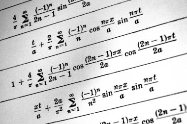 Sayıda beyaz bir arka plan üzerinde matematiksel formül