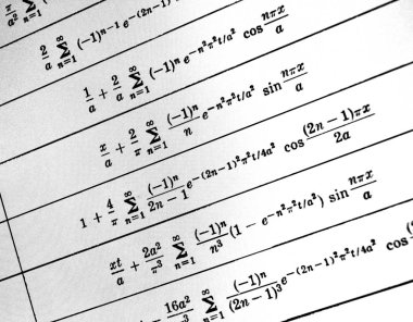 Sayıda beyaz bir arka plan üzerinde matematiksel formül