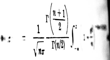 Sayıda beyaz bir arka plan üzerinde matematiksel formül