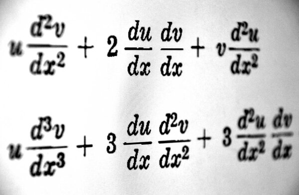 Большое количество математических формул на белом фоне
