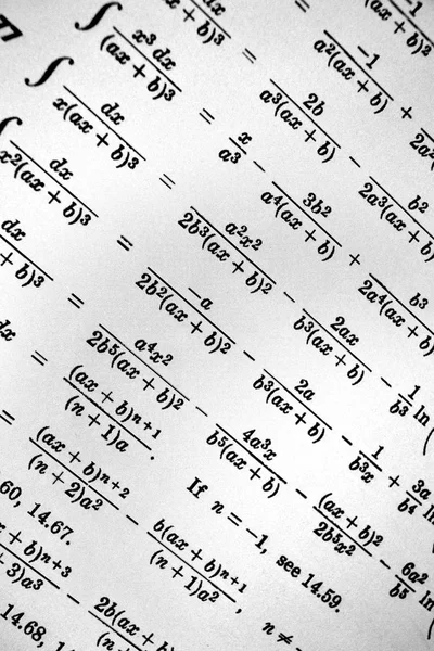 Sayıda beyaz bir arka plan üzerinde matematiksel formül