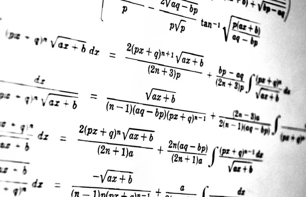 Sayıda beyaz bir arka plan üzerinde matematiksel formül