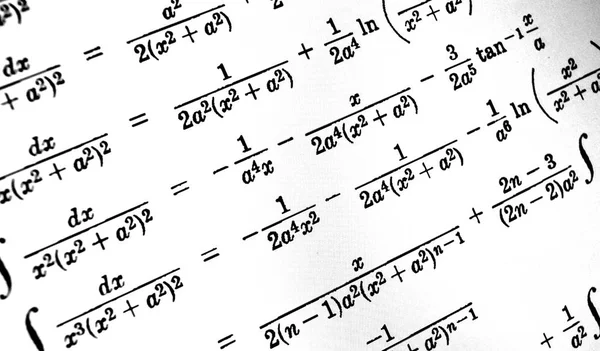 Sayıda beyaz bir arka plan üzerinde matematiksel formül