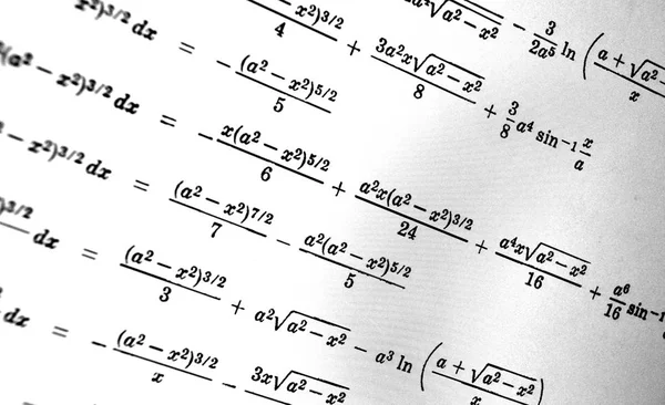 Sayıda beyaz bir arka plan üzerinde matematiksel formül