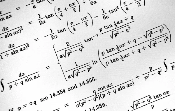 Sayıda beyaz bir arka plan üzerinde matematiksel formül