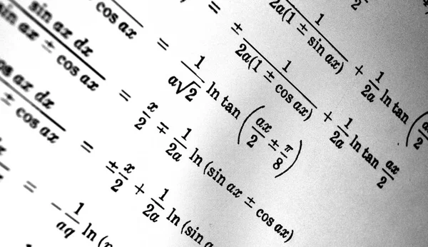 Große Anzahl Mathematischer Formeln Auf Weißem Hintergrund — Stockfoto