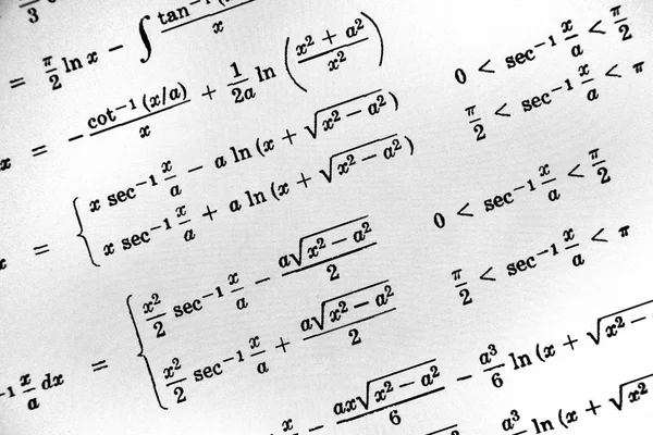 Sayıda beyaz bir arka plan üzerinde matematiksel formül