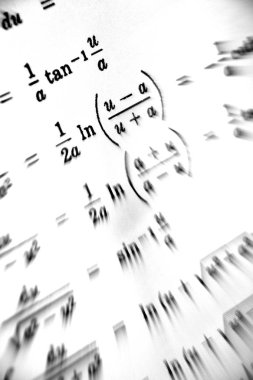 Matematiksel formüller odak çok sayıda beyaz bir arka plan üzerinde yakınlaştırma