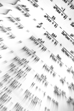 Matematiksel formüller odak çok sayıda beyaz bir arka plan üzerinde yakınlaştırma