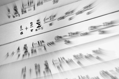 Matematiksel formüller odak çok sayıda beyaz bir arka plan üzerinde yakınlaştırma