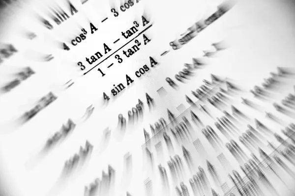 Dużą Liczbę Formuł Matematycznych Focus Zoom Białym Tle — Zdjęcie stockowe
