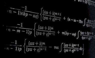 Matematiksel formüller neon siyah bir zemin üzerine çok sayıda