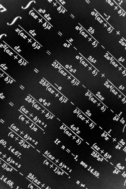 Sayıda siyah bir arka plan üzerinde matematiksel formül