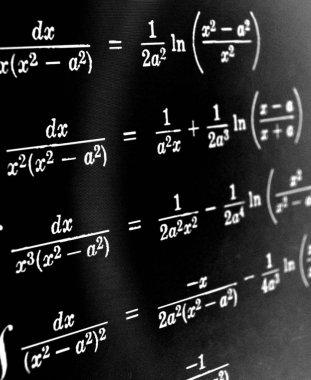 Sayıda siyah bir arka plan üzerinde matematiksel formül