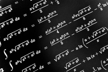 Sayıda siyah bir arka plan üzerinde matematiksel formül