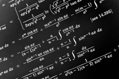 Sayıda siyah bir arka plan üzerinde matematiksel formül