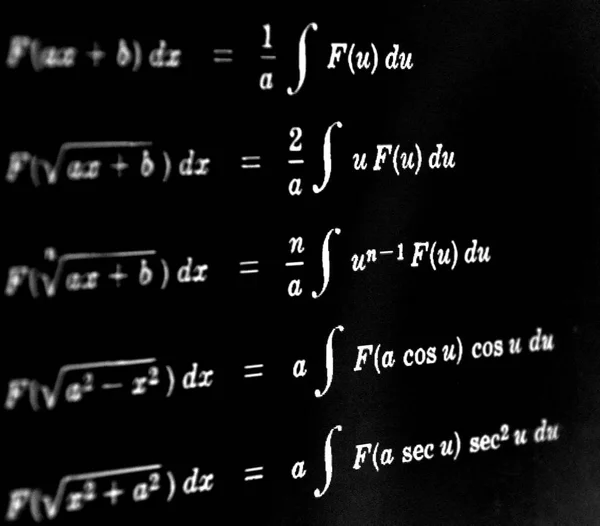 Große Anzahl Mathematischer Formeln Auf Schwarzem Hintergrund — Stockfoto