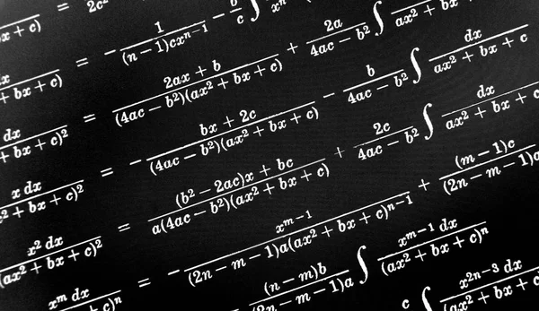 Große Anzahl Mathematischer Formeln Auf Schwarzem Hintergrund — Stockfoto