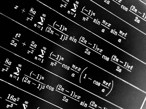 Große Anzahl Mathematischer Formeln Auf Schwarzem Hintergrund — Stockfoto