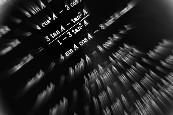 Gran Número Fórmulas Matemáticas Enfocan Zoom Fondo Negro — Foto de Stock