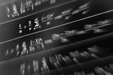 Matematiksel formüller odak çok sayıda siyah bir arka plan üzerinde yakınlaştırma
