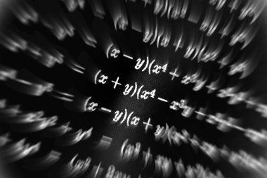 Matematiksel formüller odak çok sayıda siyah bir arka plan üzerinde yakınlaştırma