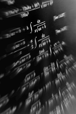 Matematiksel formüller odak çok sayıda siyah bir arka plan üzerinde yakınlaştırma