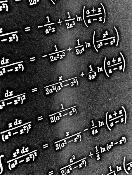 Große Anzahl Mathematischer Formeln Auf Schwarzem Hintergrund Hdr — Stockfoto